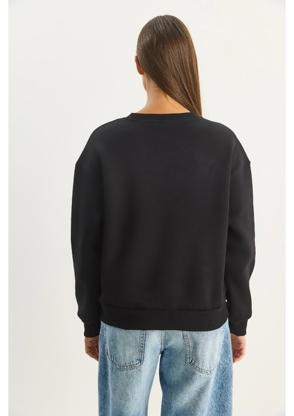 Kadın Bisiklet Yaka Kelebek Aksesuarlı Taş Işlemeli Üç Iplik Şadonlu Sweatshirt