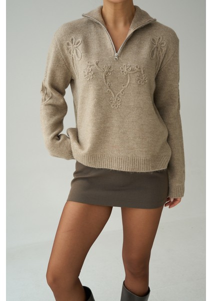 Kadın Dik Fermuar Yaka Nakış Detaylı Oversize Kazak