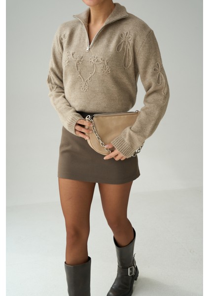 Kadın Dik Fermuar Yaka Nakış Detaylı Oversize Kazak fiyatları