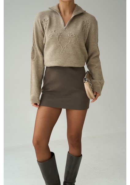 Kadın Dik Fermuar Yaka Nakış Detaylı Oversize Kazak fırsatları