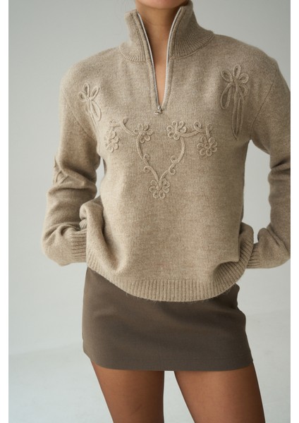 Kadın Dik Fermuar Yaka Nakış Detaylı Oversize Kazak indirimleri