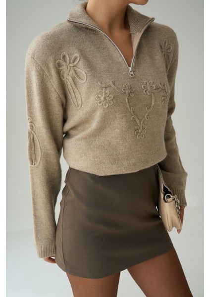 Kadın Dik Fermuar Yaka Nakış Detaylı Oversize Kazak