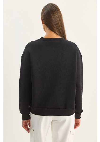 Kadın Bisiklet Yaka Kiraz Taş Işlemeli Üç Iplik Şardonlu Sweatshirt