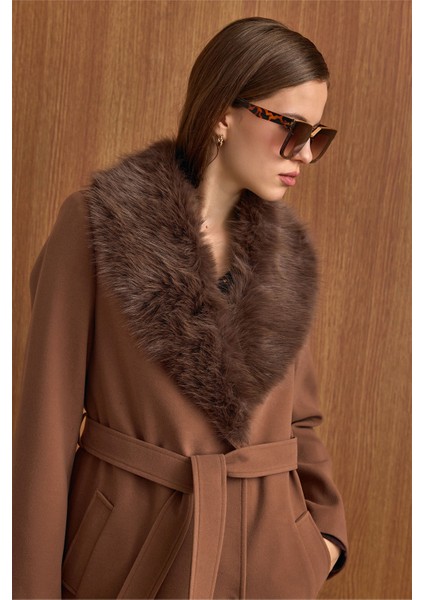 Çıkabilen Kürklü Beli Bağlamalı Uzun Boy Kaban TABA 3804 fırsatları