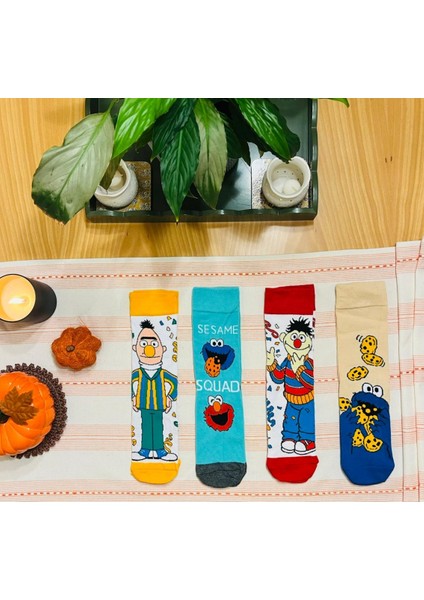 Al Bi 90'lık Susam Sokağı Edi Büdü Kurabiye Canavarı Elmo Çizgi Film Desenli 4'li Soket Çorap SetiGörseldeki aksesuarlar çekimler için kullanılmış olup ürüne dahil değildir.