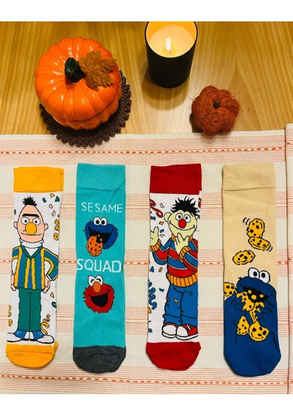 Al Bi 90'lık Susam Sokağı Edi Büdü Kurabiye Canavarı Elmo Çizgi Film Desenli 4'li Soket Çorap SetiGörseldeki aksesuarlar çekimler için kullanılmış olup ürüne dahil değildir. modelleri