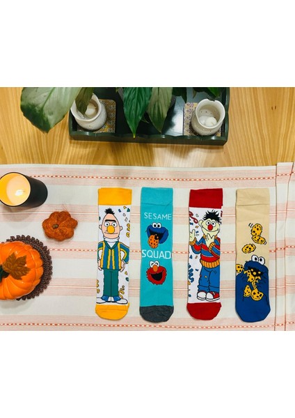 Al Bi 90'lık Susam Sokağı Edi Büdü Kurabiye Canavarı Elmo Çizgi Film Desenli 4'li Soket Çorap SetiGörseldeki aksesuarlar çekimler için kullanılmış olup ürüne dahil değildir. fırsatları