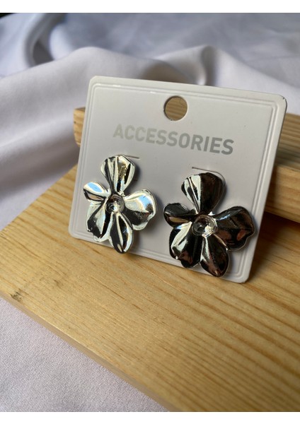 Kararmaz Çelik Çiçek Detaylı Gümüş Küpe