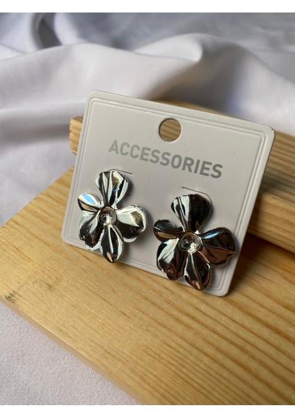 Kararmaz Çelik Çiçek Detaylı Gümüş Küpe modelleri