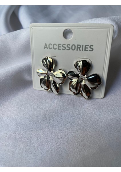 Kararmaz Çelik Çiçek Detaylı Gümüş Küpe fırsatları