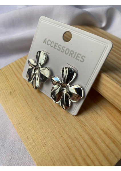 Kararmaz Çelik Çiçek Detaylı Gümüş Küpe indirimleri