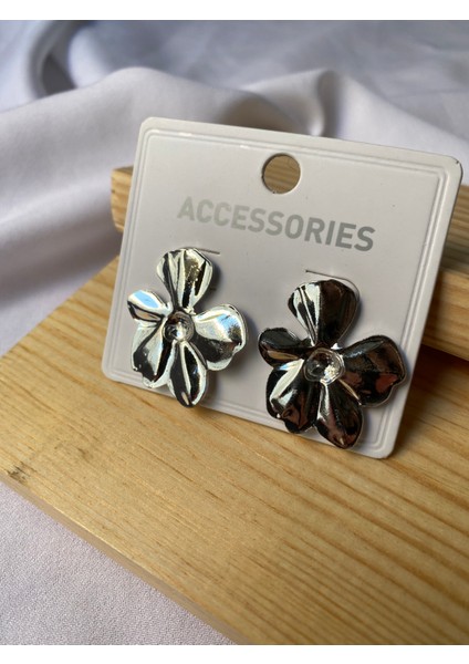 Kararmaz Çelik Çiçek Detaylı Gümüş Küpe