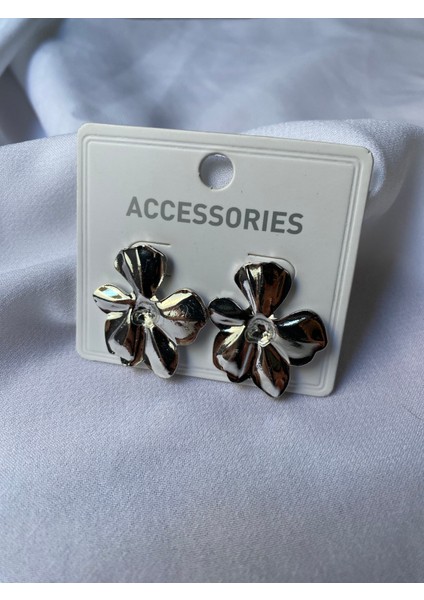 Kararmaz Çelik Çiçek Detaylı Gümüş Küpe