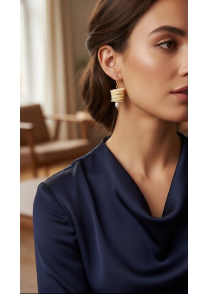 Ivory Pearl El Yapımı Polimer Kil Küpe – Krem Spiral Form ve Inci Detaylı