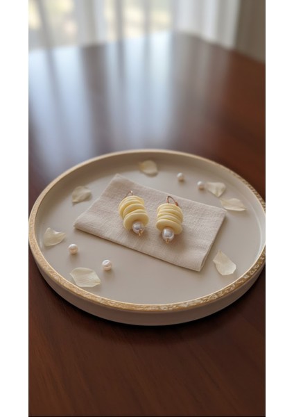 Ivory Pearl El Yapımı Polimer Kil Küpe – Krem Spiral Form ve Inci Detaylı fiyatları