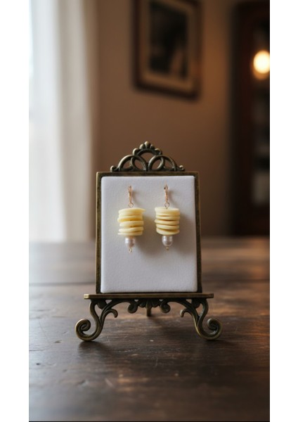 Ivory Pearl El Yapımı Polimer Kil Küpe – Krem Spiral Form ve Inci Detaylı modelleri