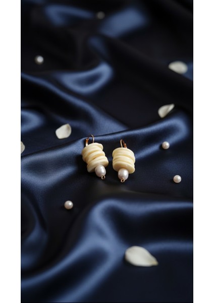 Ivory Pearl El Yapımı Polimer Kil Küpe – Krem Spiral Form ve Inci Detaylı fırsatları