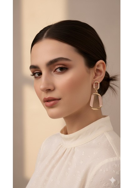 Élora Pembe Altın Detaylı Minimal Küpe – Zarif Modern Tasarım – Günlük ve Özel Kullanıma Uygun