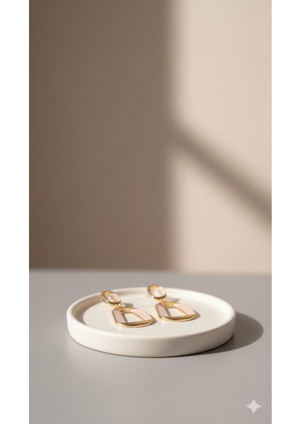 Élora Pembe Altın Detaylı Minimal Küpe – Zarif Modern Tasarım – Günlük ve Özel Kullanıma Uygun fırsatları