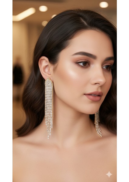 Véline Işıltılı Uzun Küpe – Altın Renkli Taşlı Zincir Tasarım – Gece Şıklığı ve Zarif Görünüm