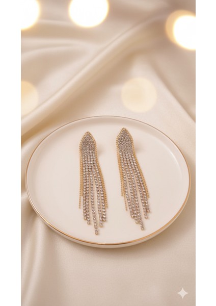 Véline Işıltılı Uzun Küpe – Altın Renkli Taşlı Zincir Tasarım – Gece Şıklığı ve Zarif Görünüm fırsatları