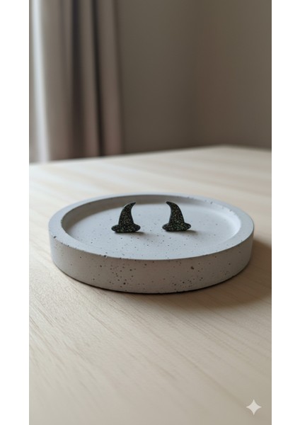 Midnight Witch El Yapımı Polimer Kil Küpe – Siyah Simli Şapka Tasarım fiyatları