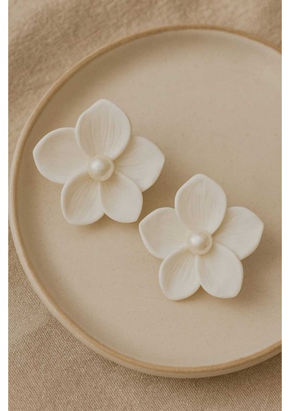 Élara El Yapımı Polimer Kil Beyaz Çiçek Küpe – Inci Detaylı, Zarif ve Şık Tasarım fiyatları