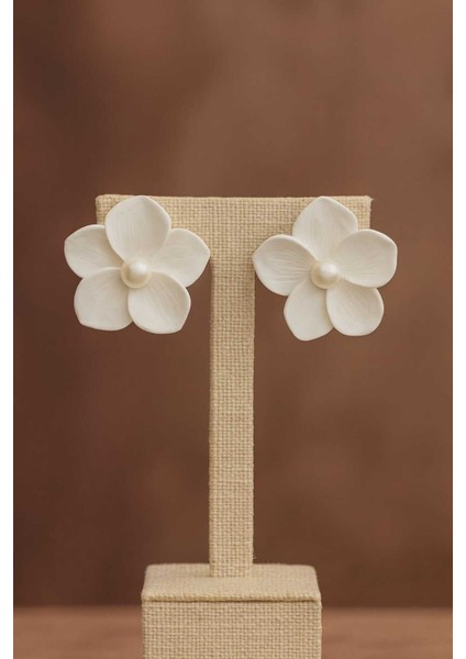 Élara El Yapımı Polimer Kil Beyaz Çiçek Küpe – Inci Detaylı, Zarif ve Şık Tasarım fırsatları