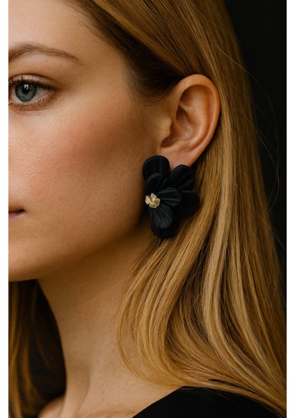 Mira Siyah Çiçek Formlu El Yapımı Tasarım Küpe – Altın Detaylı, Zarif & Modern