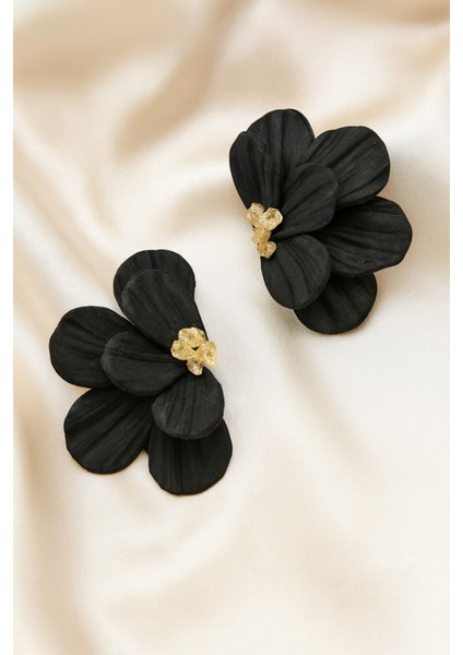 Mira Siyah Çiçek Formlu El Yapımı Tasarım Küpe – Altın Detaylı, Zarif & Modern fiyatları