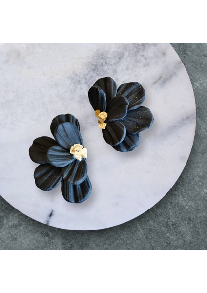 Mira Siyah Çiçek Formlu El Yapımı Tasarım Küpe – Altın Detaylı, Zarif & Modern fırsatları