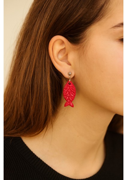 Marina El Yapımı Balık Figürlü Polimer Kil Küpe – Mavi & Kırmızı Renk Seçenekleri, Işıltılı