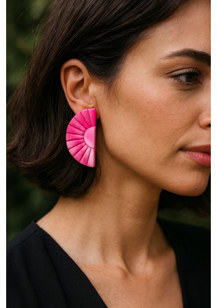 Ebruli El Yapımı Polimer Kil Küpe – Pembe Yarım Daire Tasarım, Modern ve Şık Aksesuar