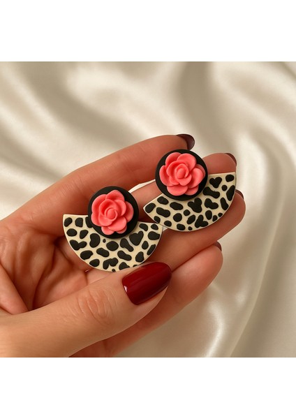 Helia – El Yapımı Leopar Desenli Gül Detaylı Küpe | Lu Atelier fiyatları