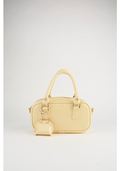 Kadın Sarı Rugan Deri Çanta Charm Detaylı Fermuar Kapama 120 cm Kol Askısı indirimleri