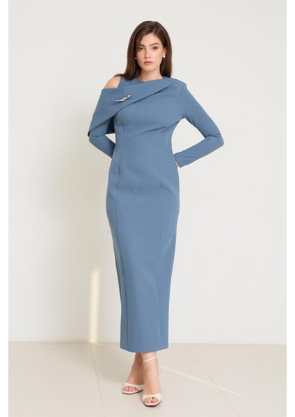 Kuvars Kol Detaylı Tam Kalıp Uzun Kollu Elbise