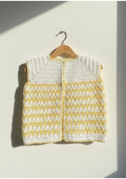 Tığ Işi Yakadan Roba Desenli 2 Düğmeli Bebek Yeleği