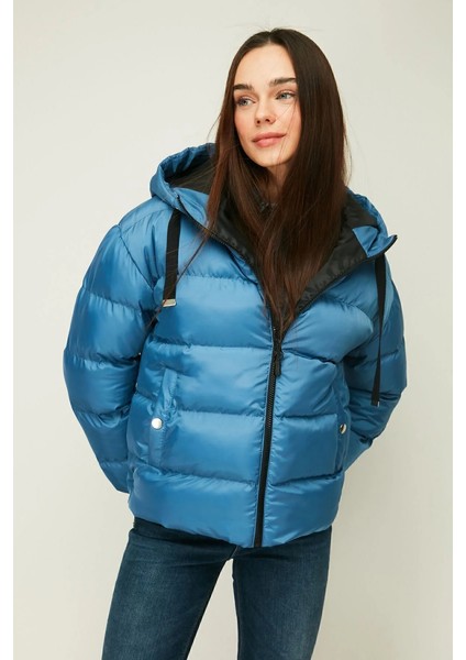 İçi Astarlı Su ve Rüzgar Geçirmez Cepli Kapüşonlu Kadın Mont