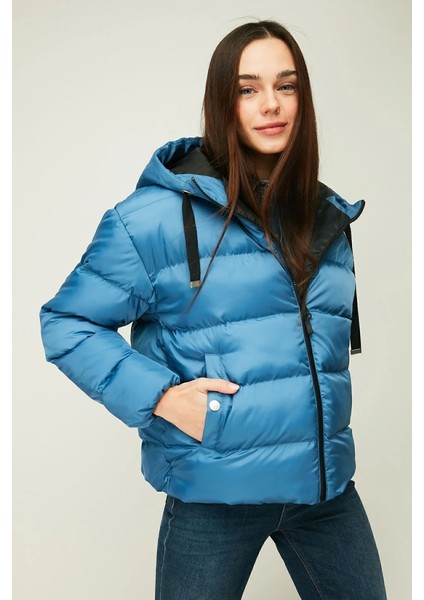 İçi Astarlı Su ve Rüzgar Geçirmez Cepli Kapüşonlu Kadın Mont fiyatları