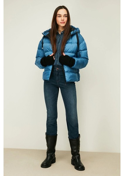 İçi Astarlı Su ve Rüzgar Geçirmez Cepli Kapüşonlu Kadın Mont modelleri