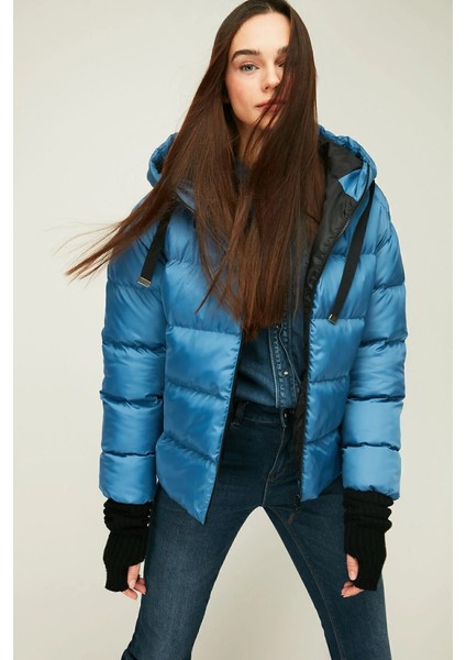 İçi Astarlı Su ve Rüzgar Geçirmez Cepli Kapüşonlu Kadın Mont fırsatları