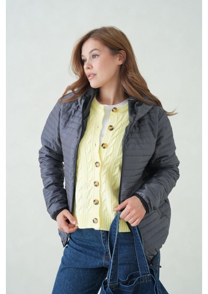 İçi Astarlı Su ve Rüzgar Geçirmez Cepli Kapüşonlu Kadın Mont