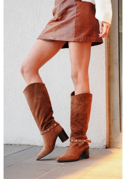 Kadın Sivri Burun Fermuarsız Çıkarılabilen Tokalı Troklu Zımbalı Topuklu Çizme Fuslep Taba Süet