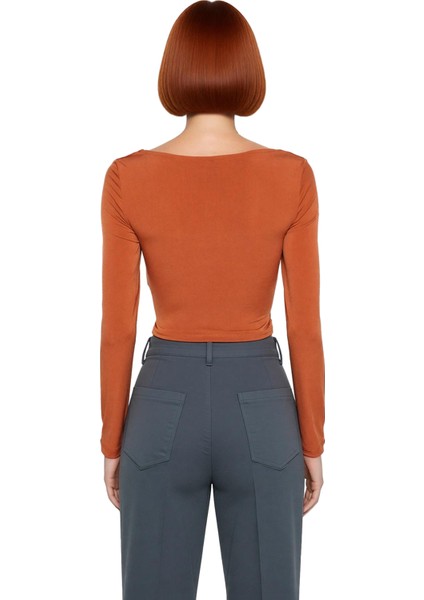 Kadın Moda Şık Crop Kalp Yaka Fitted Kalıp Örme Pencere Cut Out Detaylı Bluz TPRAW24BZ00028 modelleri