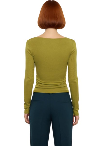 Kadın Crop Kayık Yaka Düşük Kol Slim Kalıp Örme Fitted Vücuda Oturan Büzgü Drape Detaylı Esnek Bluz modelleri