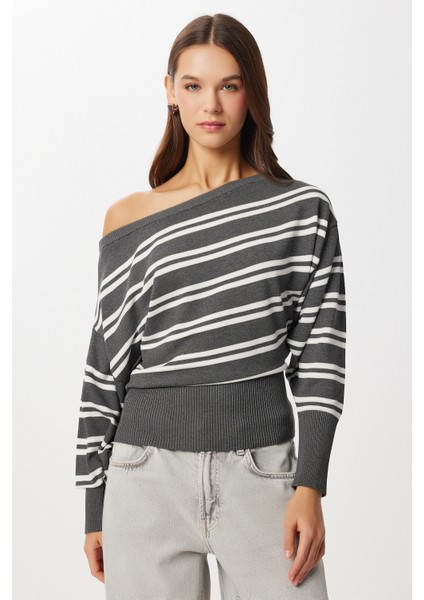 Açık Omuzlu Çizgili Triko Kazak LZA0016 Antrasit Ekru fiyatları