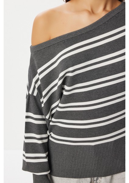 Açık Omuzlu Çizgili Triko Kazak LZA0016 Antrasit Ekru modelleri