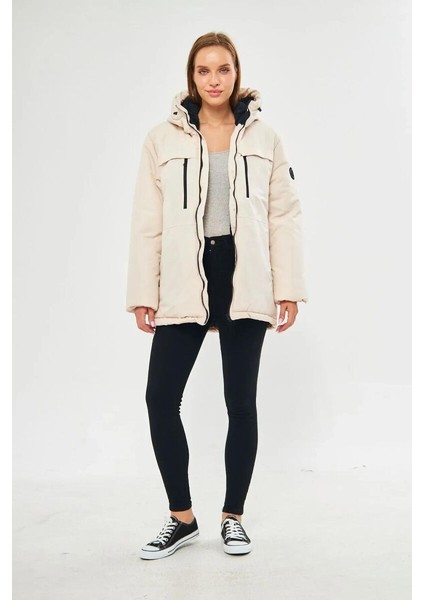 İçi Astarlı Su ve Rüzgar Geçirmez Cepli Kapüşonlu Kadın Mont fırsatları