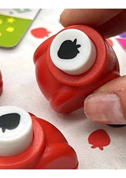 Çilek Desenli Kırmızı Mini Delgeç 1 Adet 3x2 cm Boyutunda