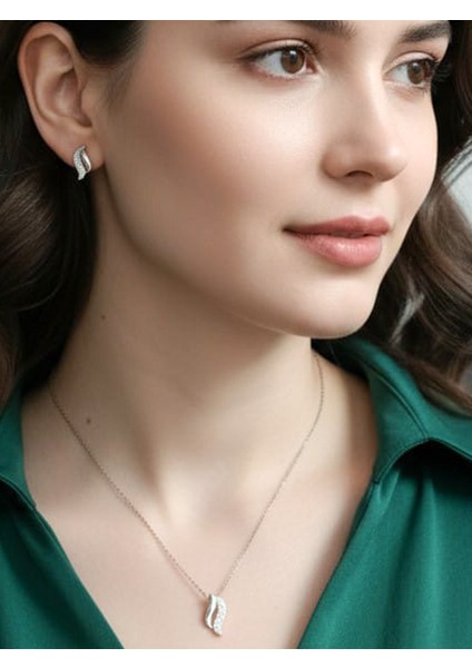 Kadın 925 Ayar Gümüş Mini Yaprak Modeli Zirkon Taşlı Takı